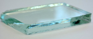 Zonnepanelen glas is in tegenstelling tot normaal glas ijzer arm en daardoor niet groen